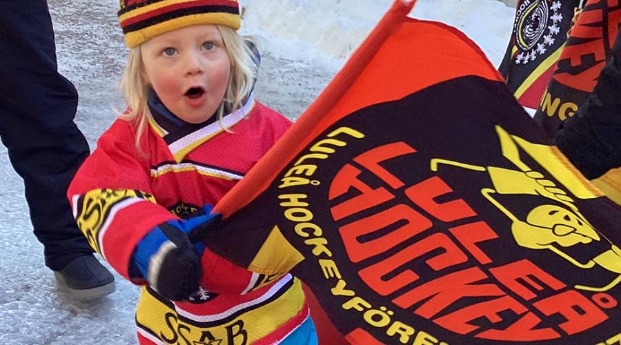 förskolebarn viftar med hockeyflagga