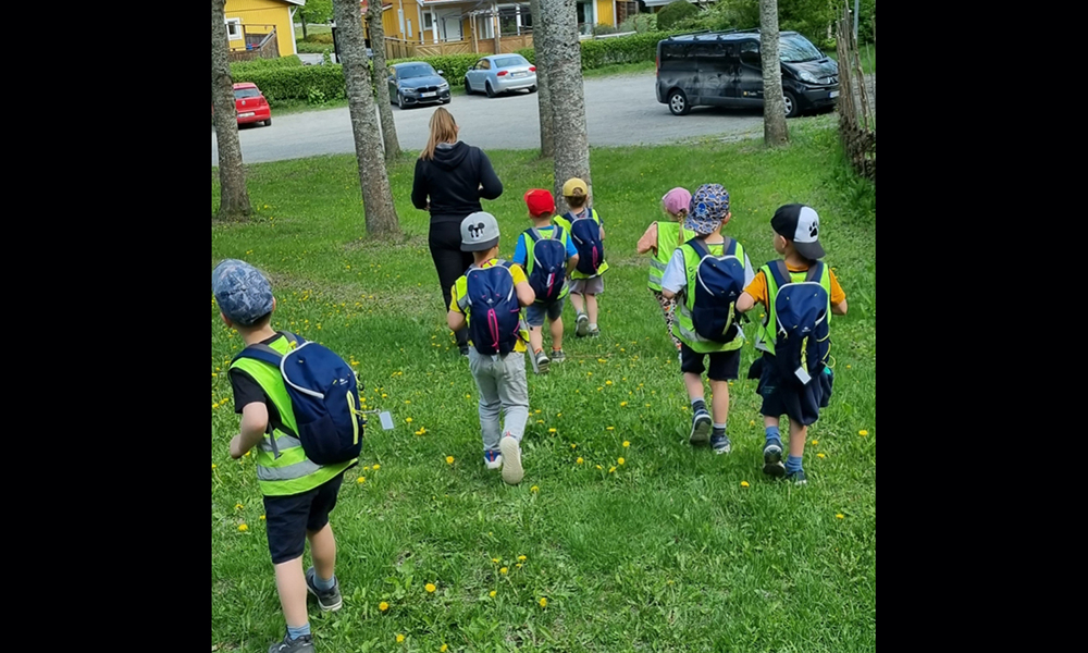 Barn och pedagog går i väg på utflykt.