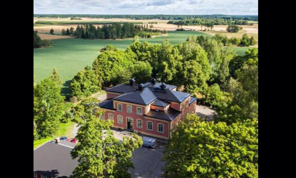 Vy över skolbyggnaden och omgivande landskap.