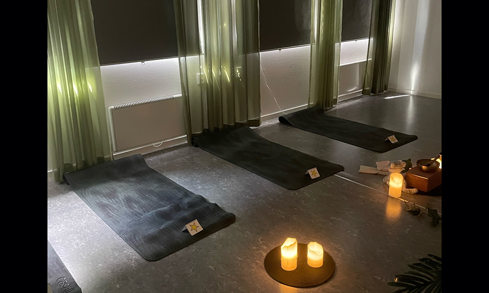 Yogarum för barnen med dämpad belysning och yogamattor.