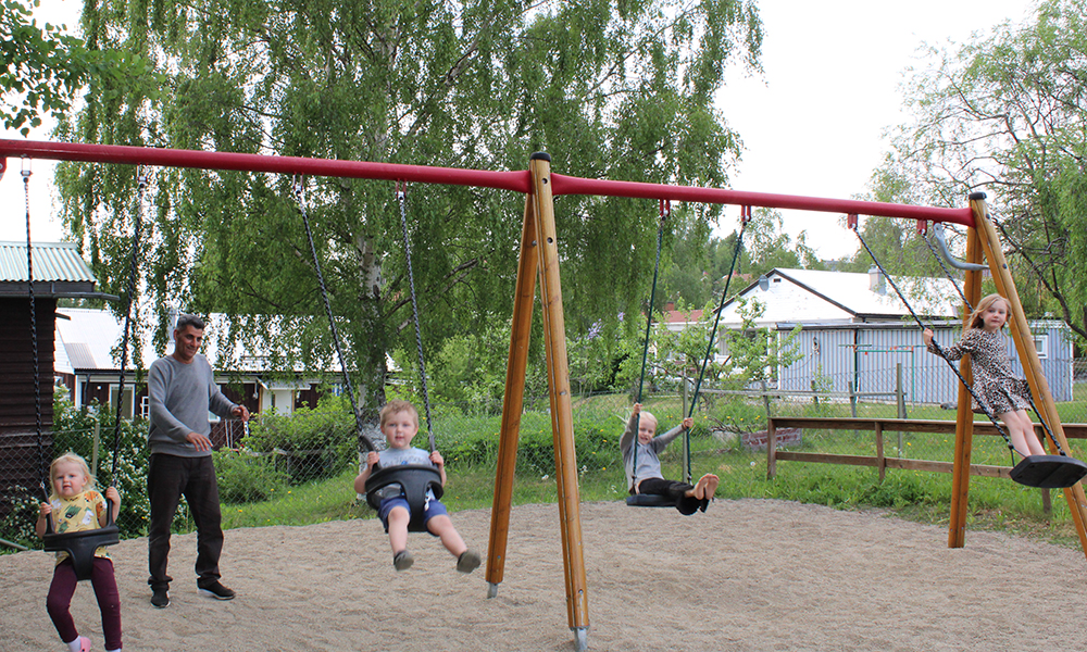 Barnskötaren Rida gungar några av förskolebarnen.