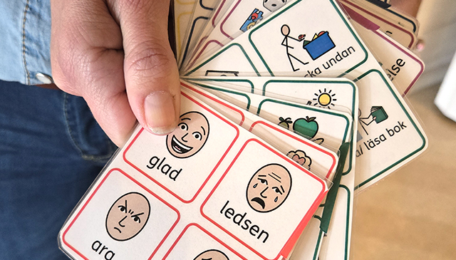 En pedagog visar ett bildknippe.