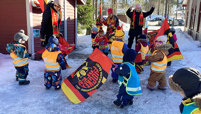 Förskolebarn med supporterflaggor för Luleå Hockey.