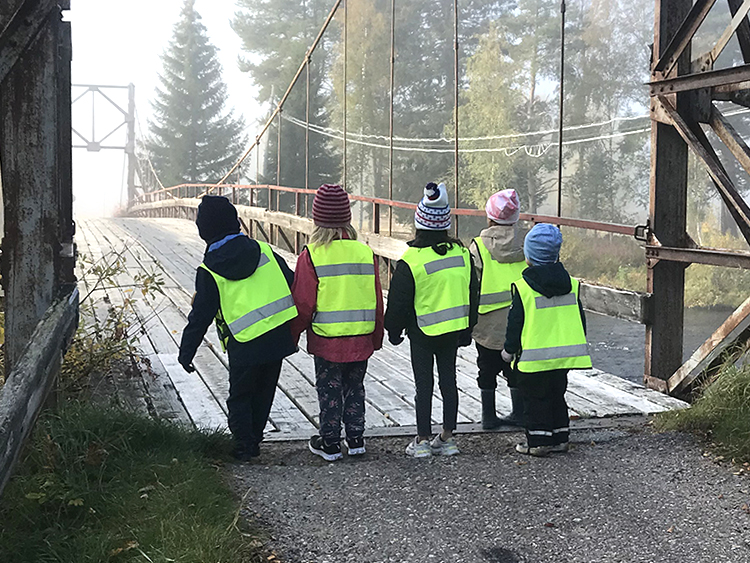 barn vid hängbro