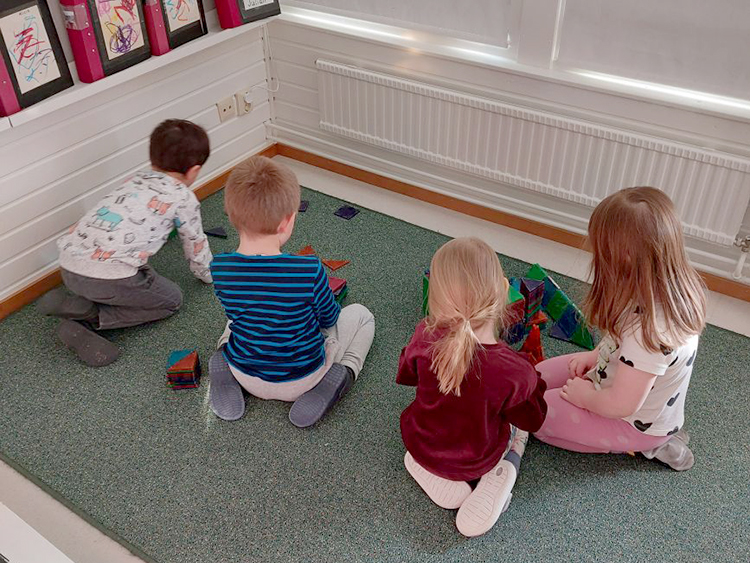 förskolebarn leker på golvet