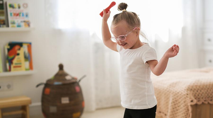 Flicka dansar i vardagsmiljö